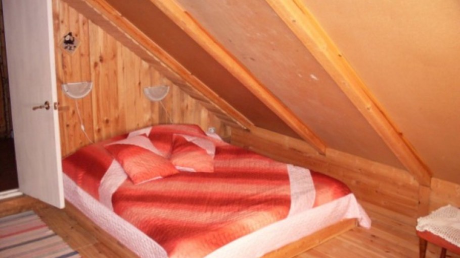 Кровать на мансарде своими руками