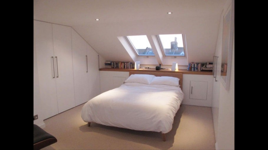 Изголовье кровати на мансарде