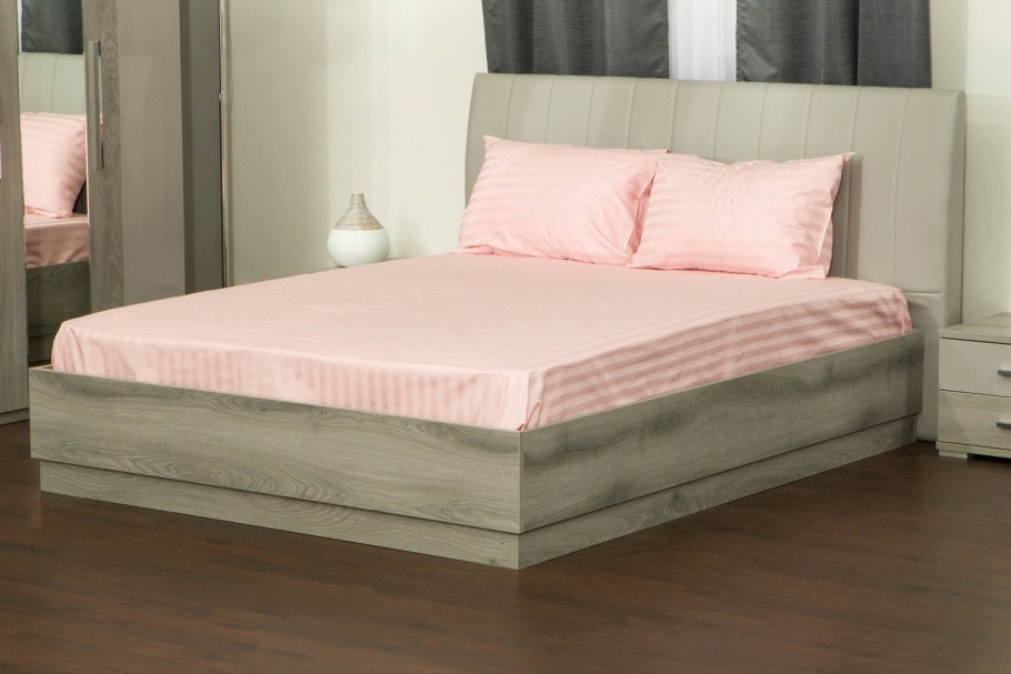 Кровать с изумрудным изголовьем