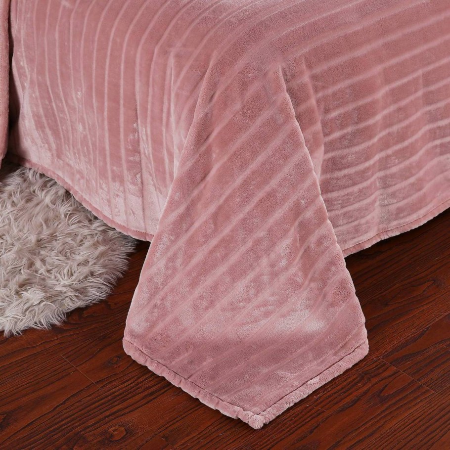 Пыльно розовое кресло