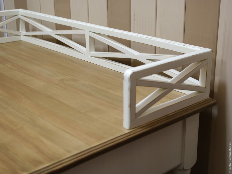 Столешница с бортиком на стену