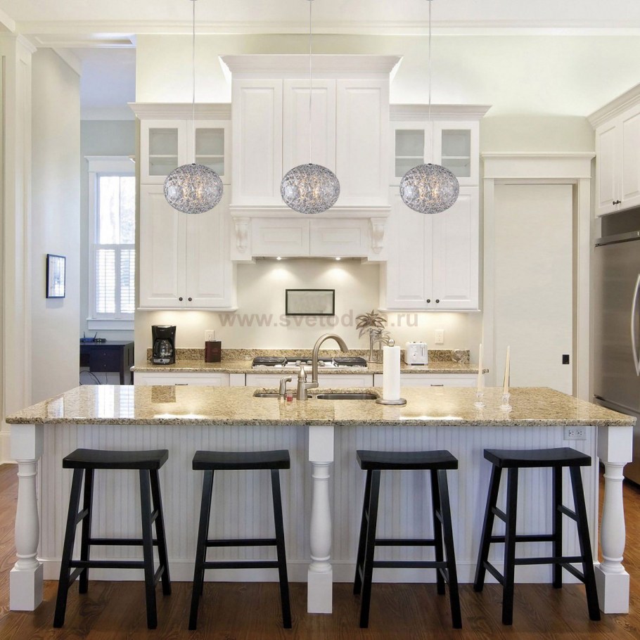 Подвесной светильник над островом