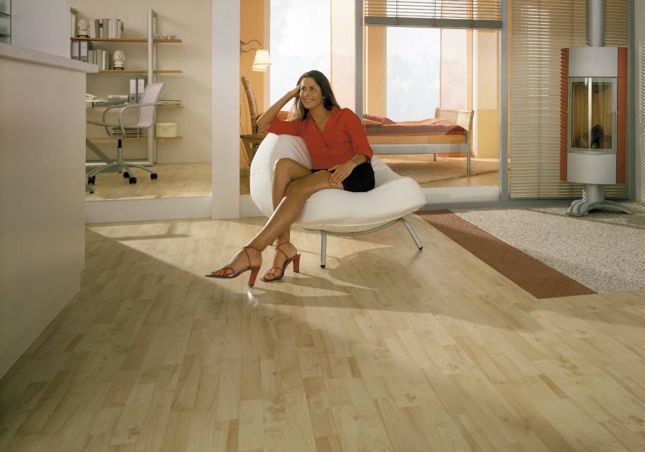 Девушка на ламинате