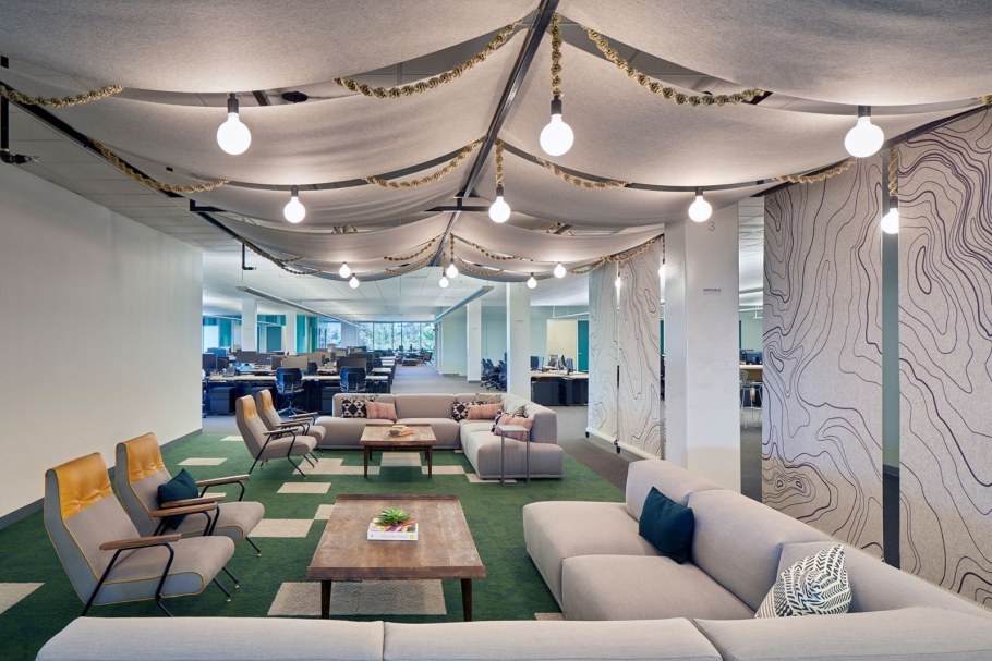 Лаунж зона в офисе