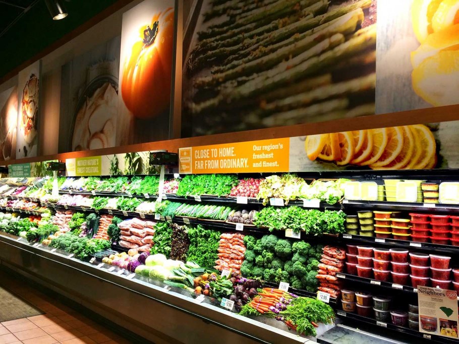 Освещение в магазине продуктов