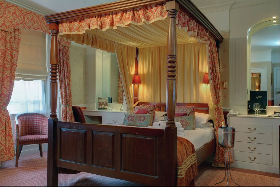 Спальня с кованной кроватью и балдахином