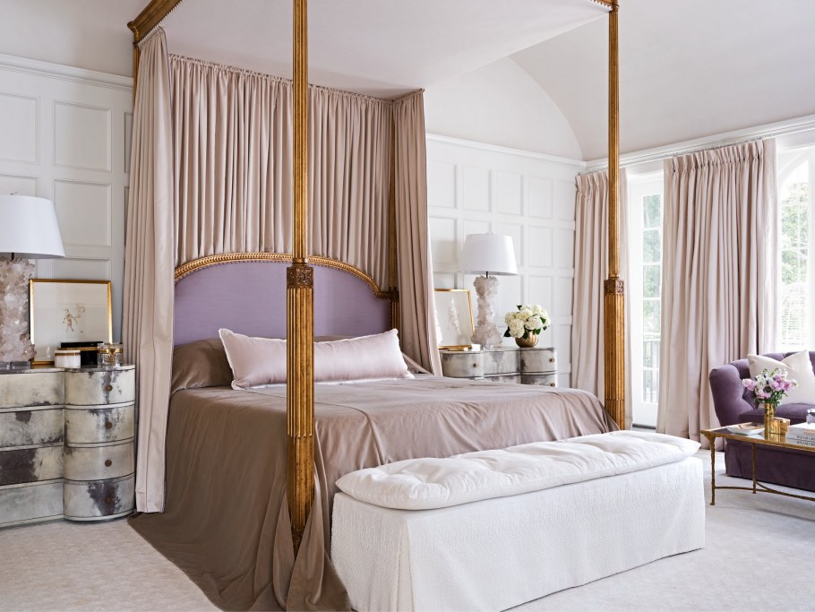 Спальня с балдахином