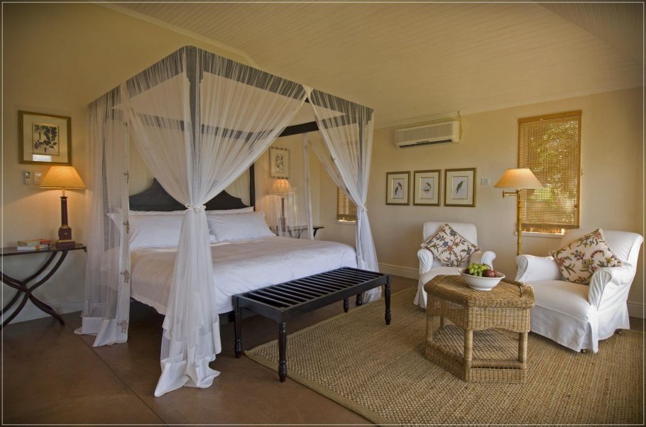 Спальня с балдахином над кроватью