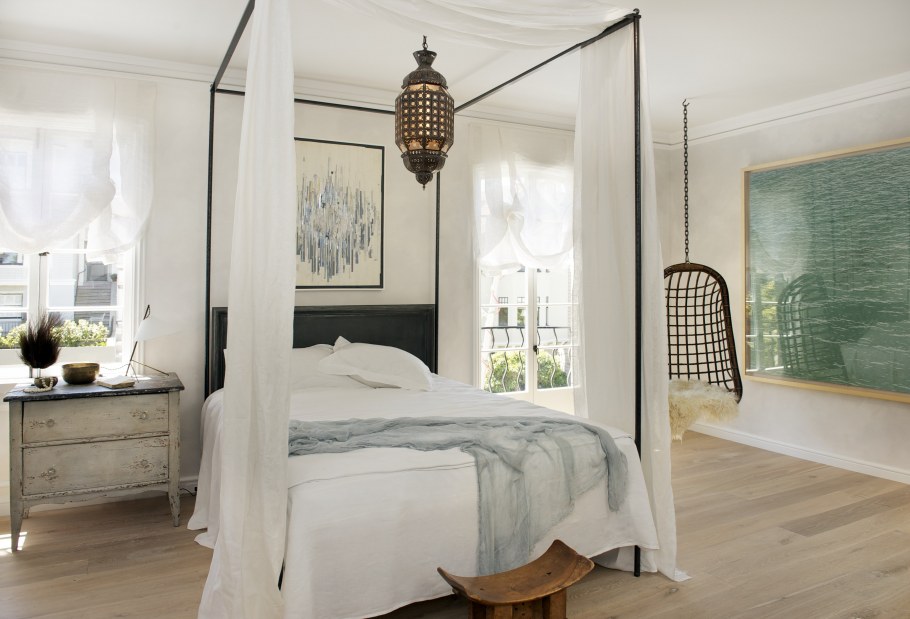 Кровать с балдахином в маленькой спальне