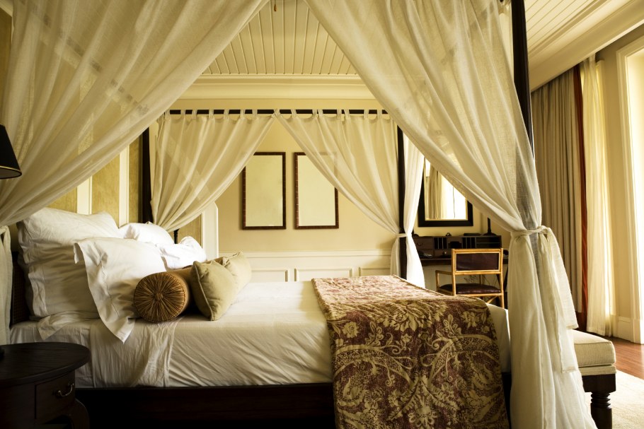 Деревянная кровать с балдахином