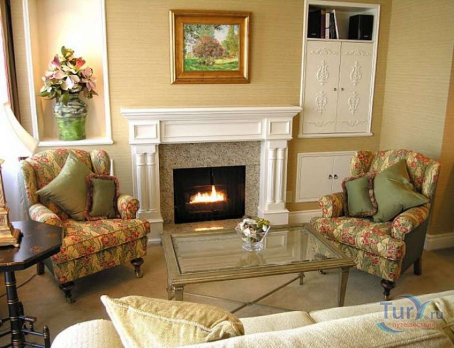 Кресло с камином в зале