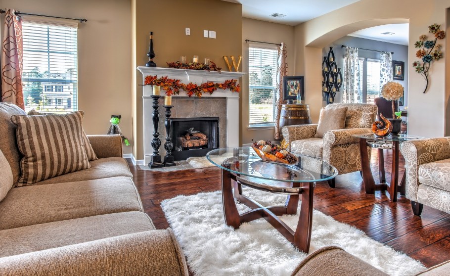 Гостиная с камином и креслами