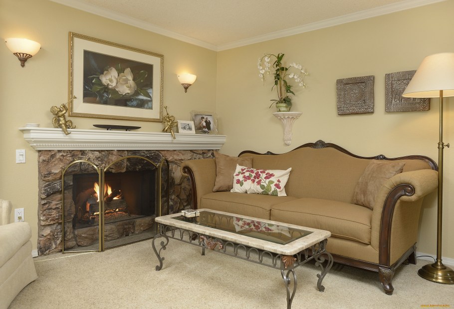 Гостиная с камином у окна