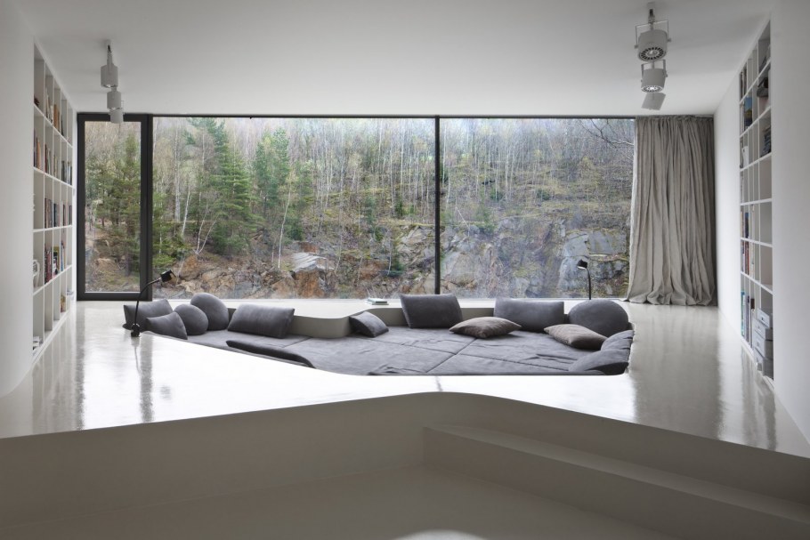 Гостиная в минималистическом стиле с окнами