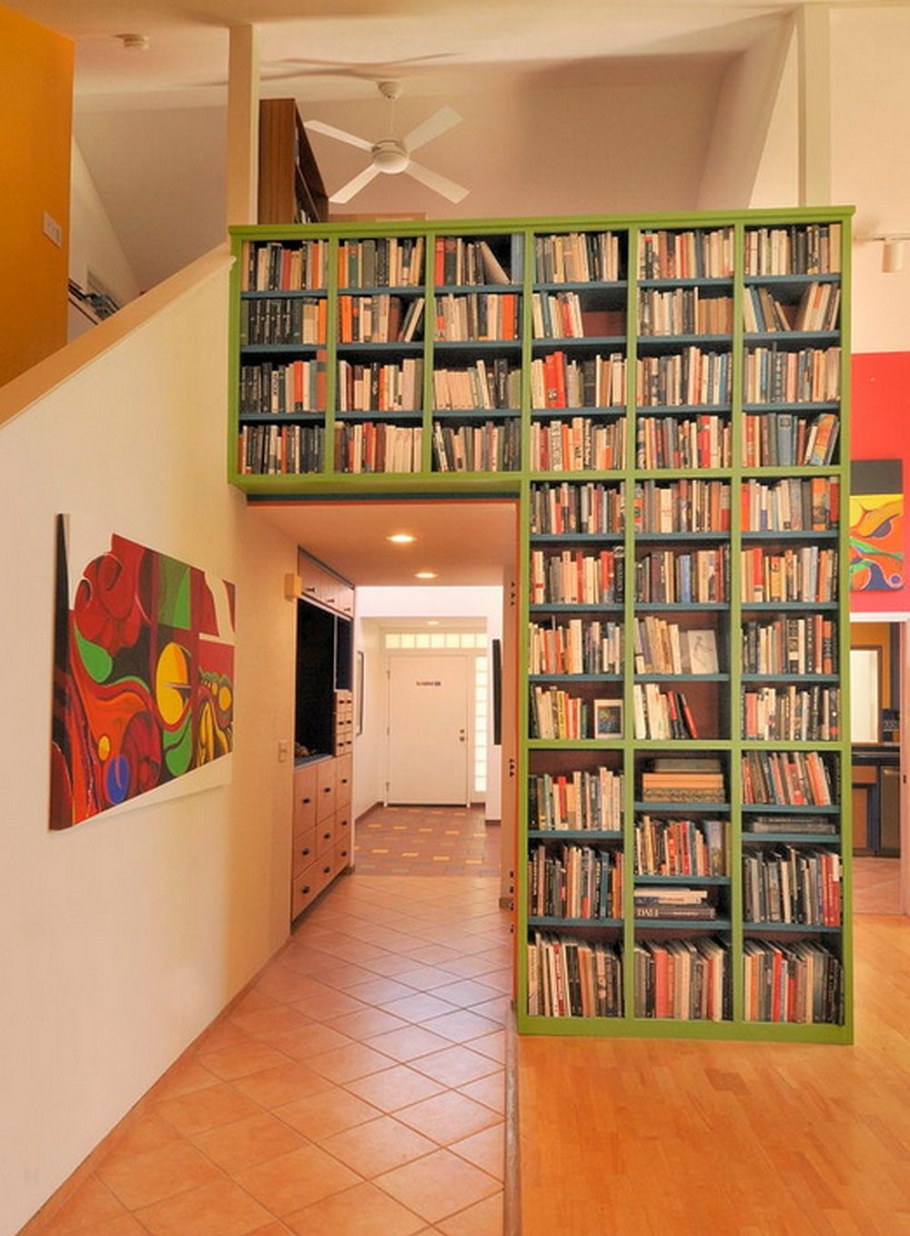 Книжный стеллаж в маленькой комнате