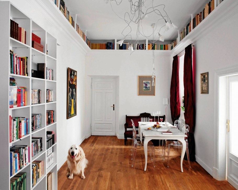 Книжный стеллаж в коридоре