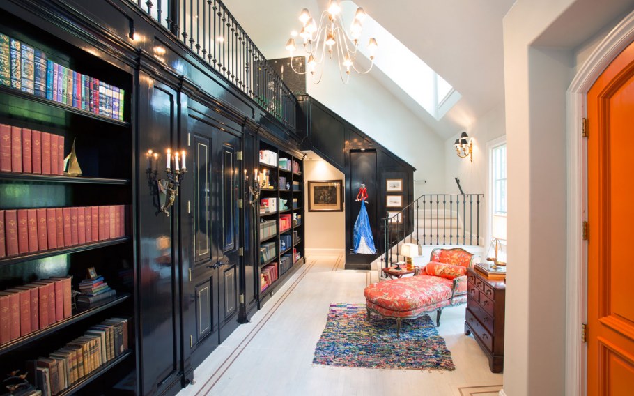 Книжный стеллаж под лестницей