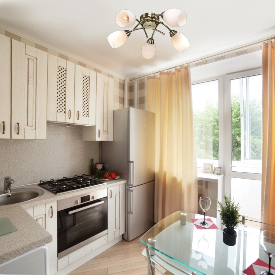 Кухня с выходом на балкон