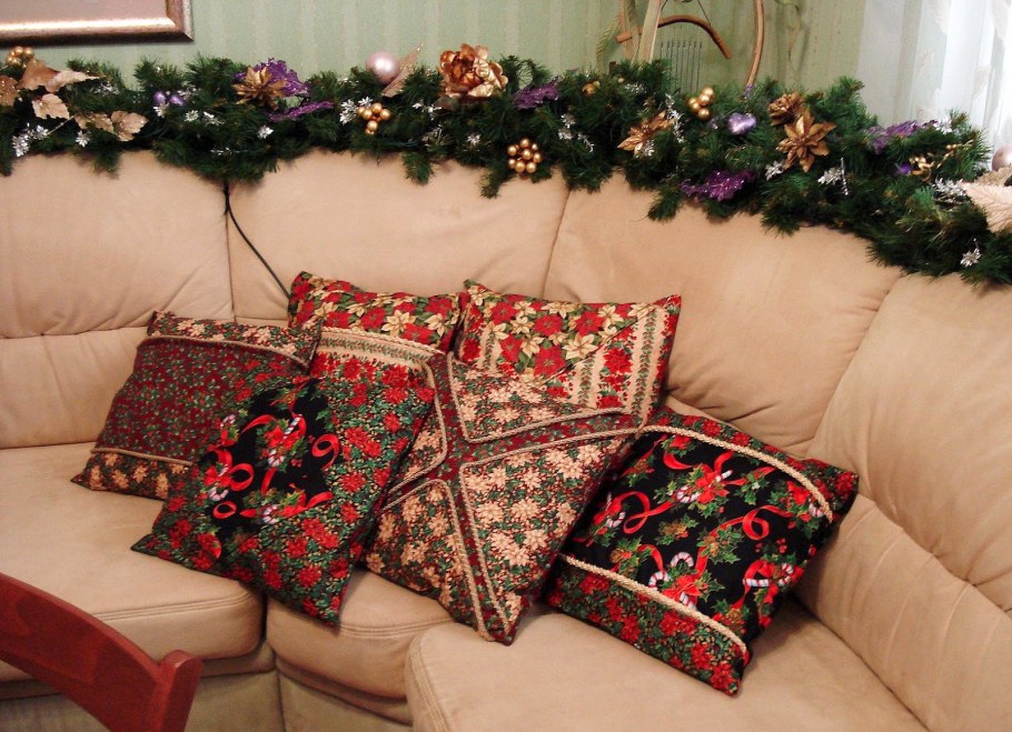 Украшение интерьера елочными игрушками