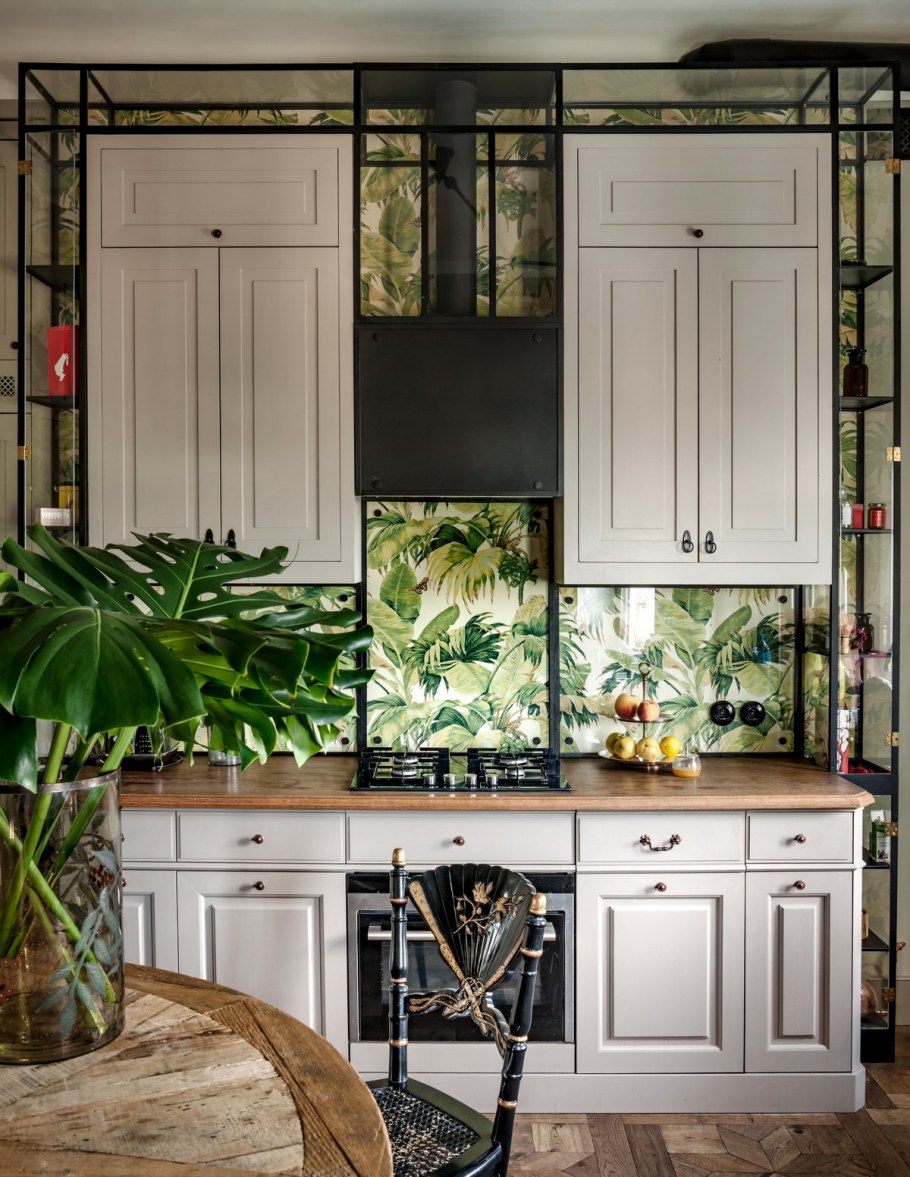 Натяжной потолок в бассейне в тропическом стиле