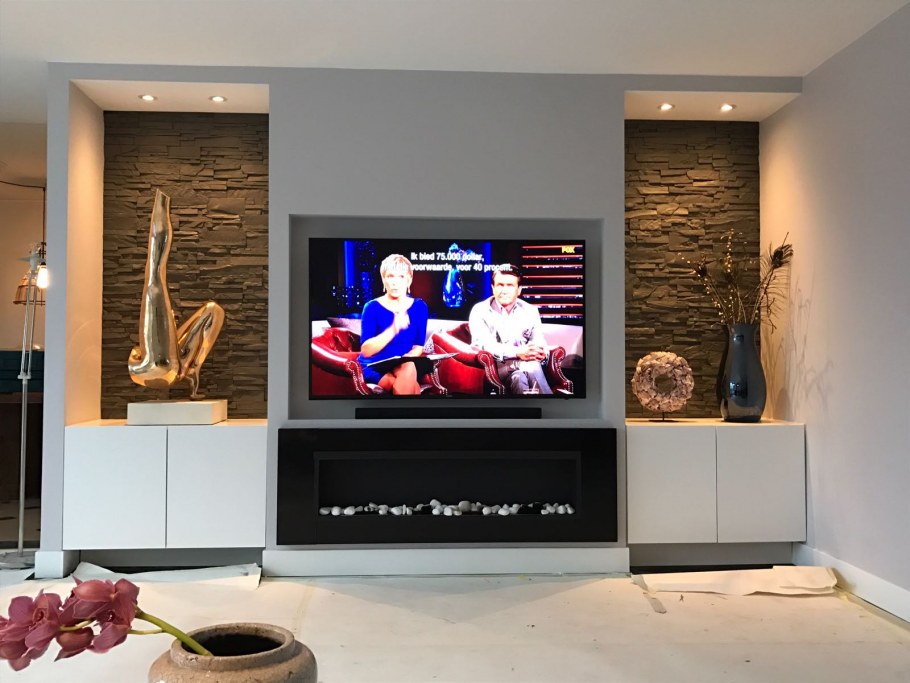 Телевизор на стене