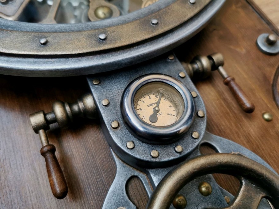 Настольная лампа из водопроводных труб