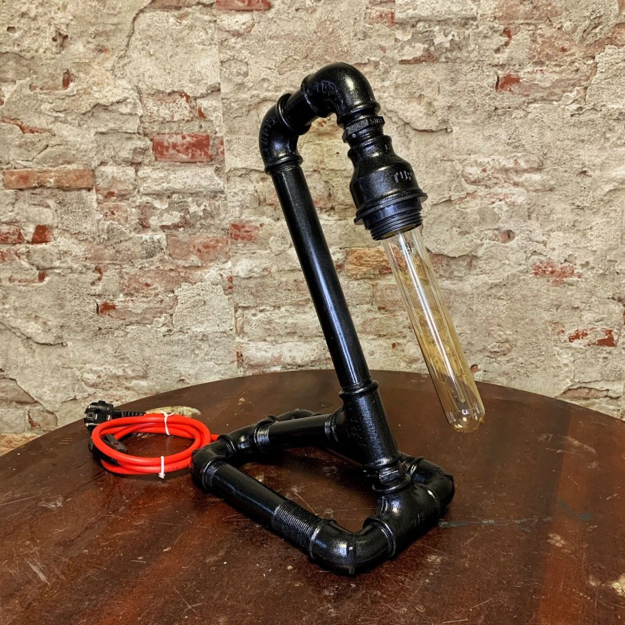 Настольный светильник в стиле лофт пайп