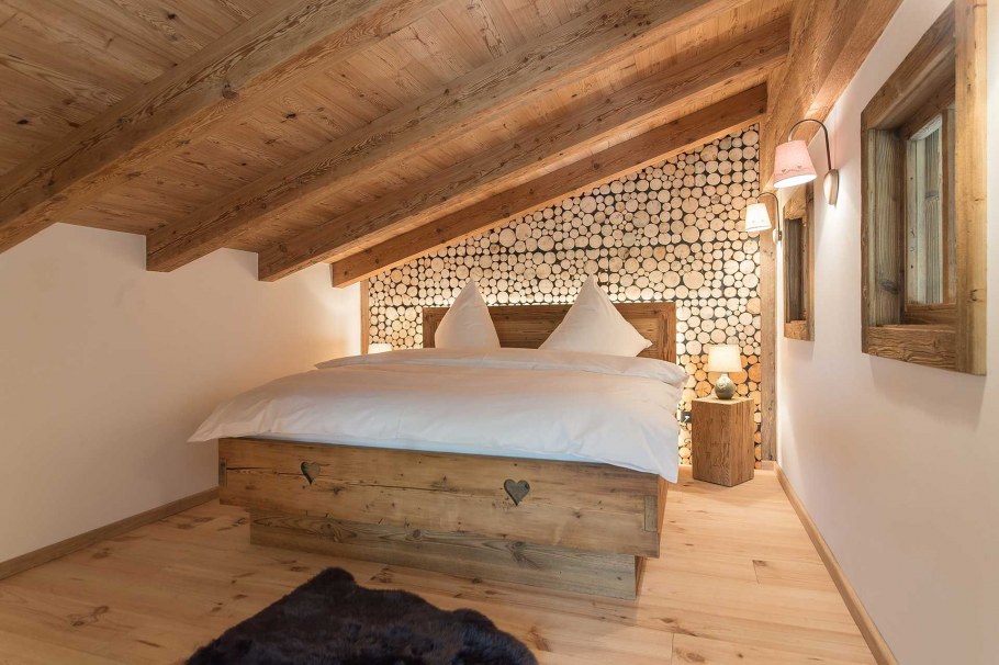 Мансардная спальня в стиле Шале