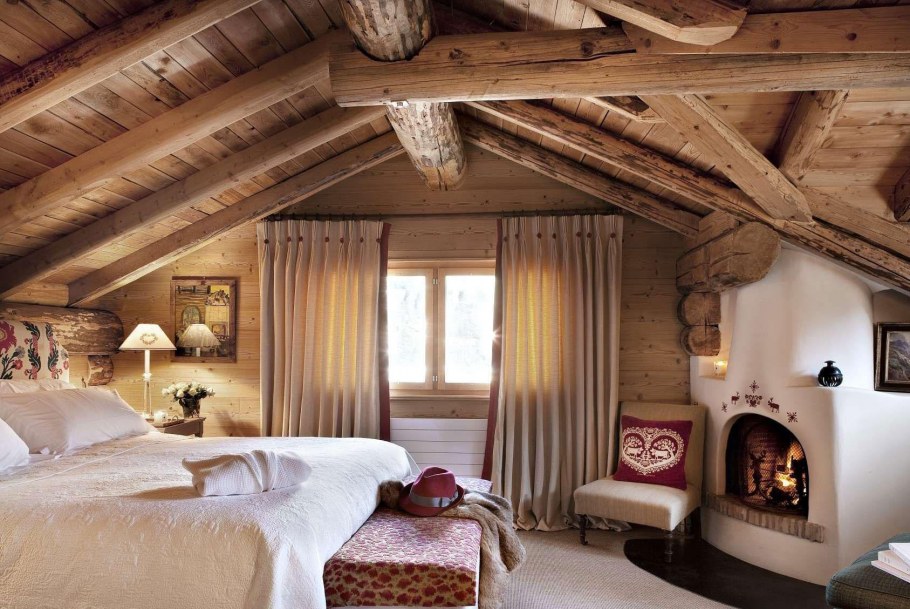 Интерьер мансарды в стиле Шале спальни