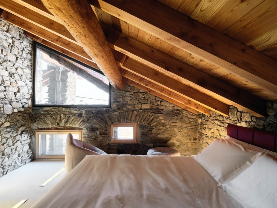 Спальня в мансарде в стиле Шале