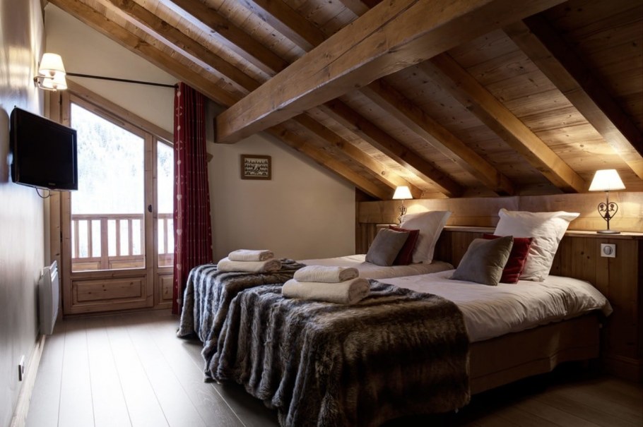 Мансардная спальня в стиле Шале