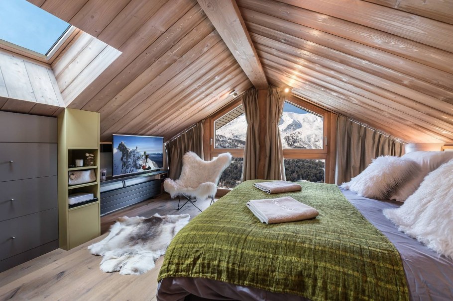 Спальня в мансарде в стиле Шале