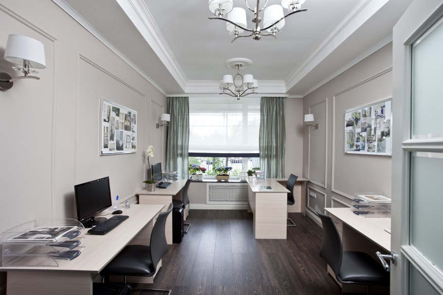 Маленький офис в белых тонах