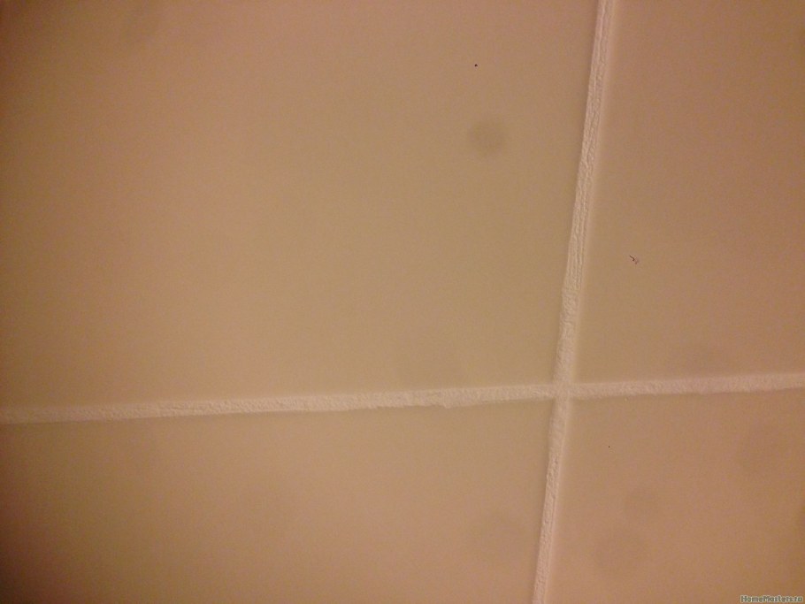 Некрасивые швы с затиркой белой