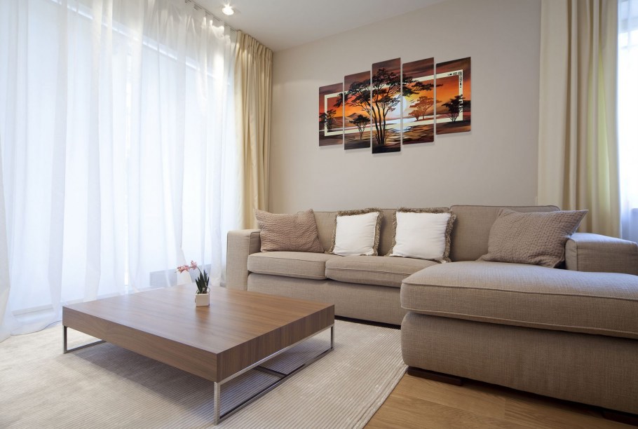 Светло бежевый диван в интерьере