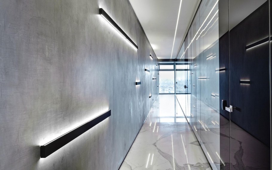 Линейные светильники в коридоре