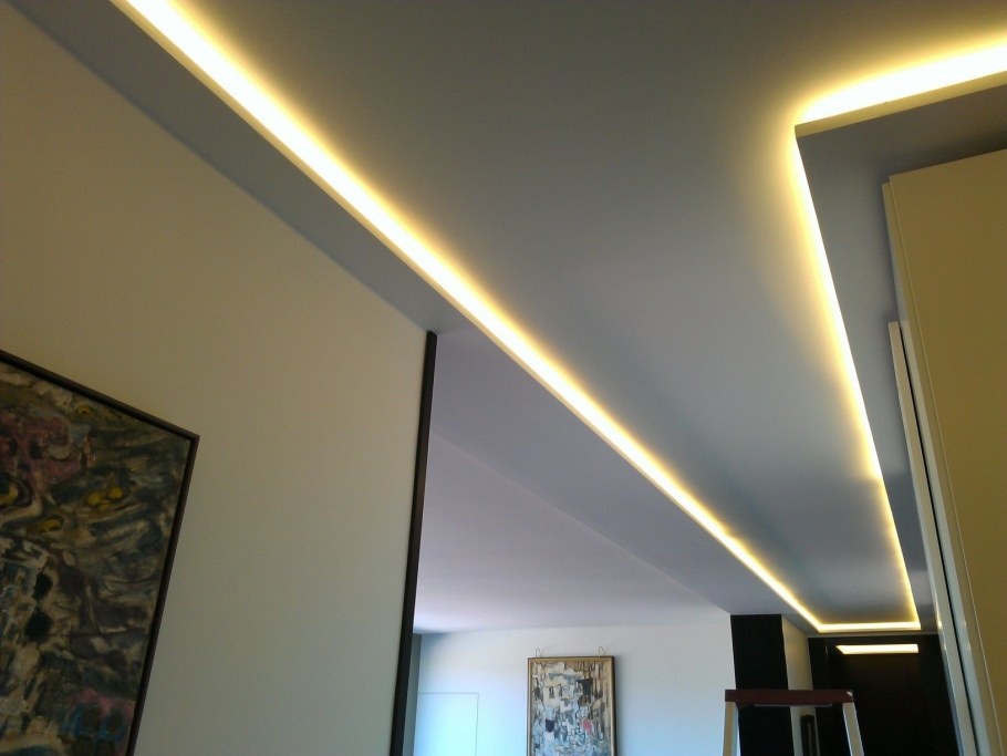 Светодиодная лента в коридоре