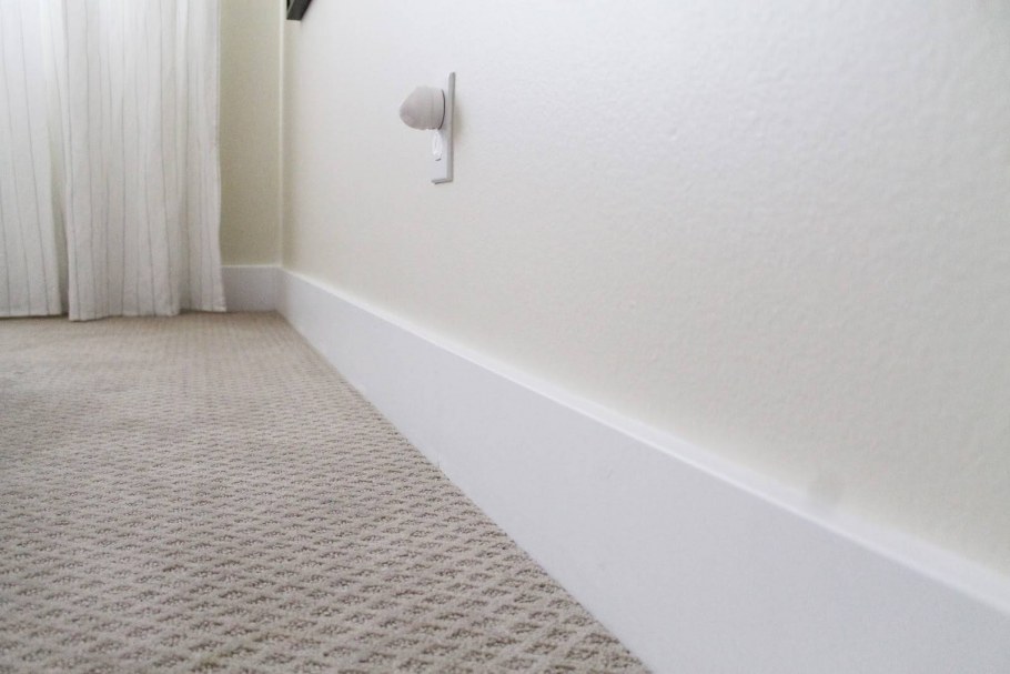 Белый плинтус для ковролина в интерьере