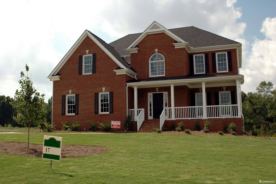 Красный дом с белыми окнами