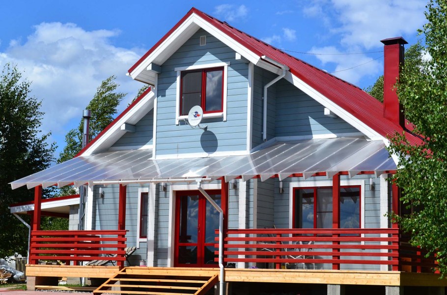 Красный деревянный дом