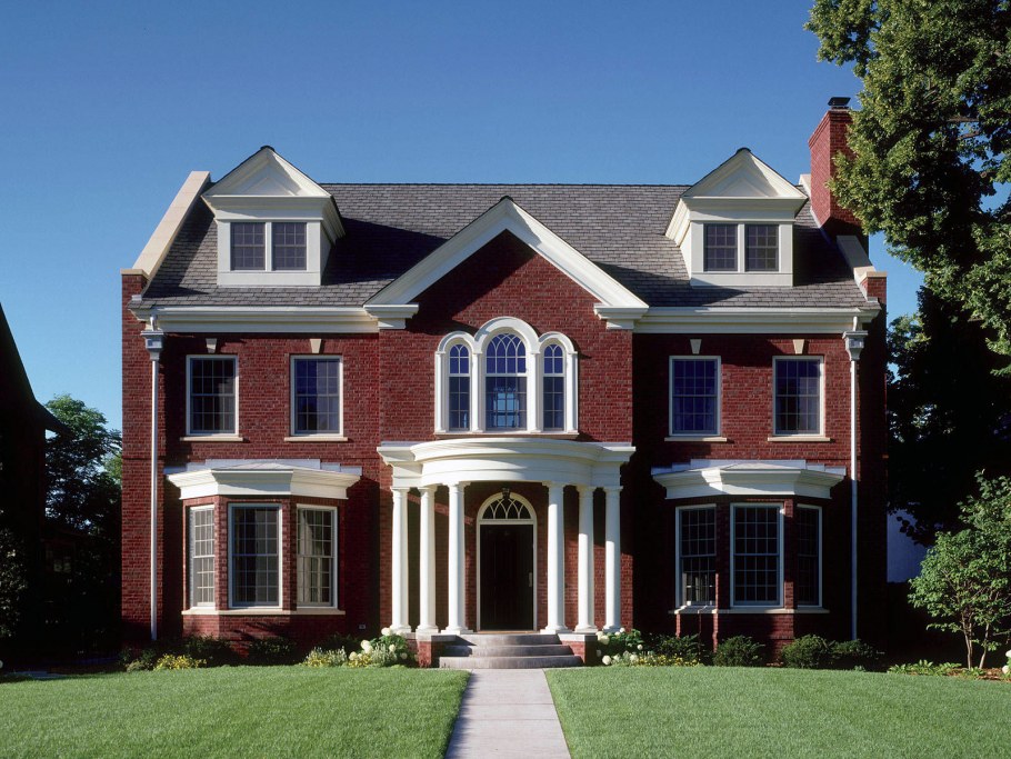 Дом бордовый фасад