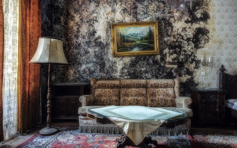 Старая комната с картинами