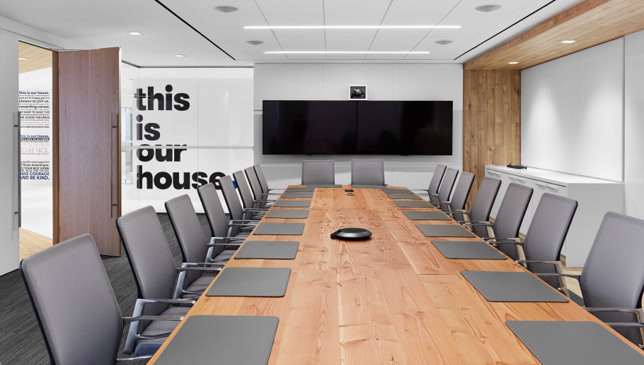 Современный зал для совещаний