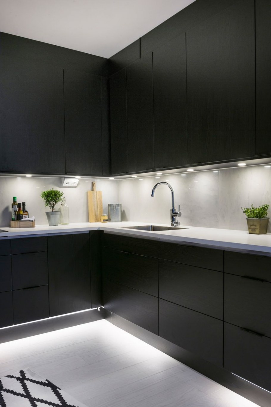 Фартук для белой кухни с черной столешницей