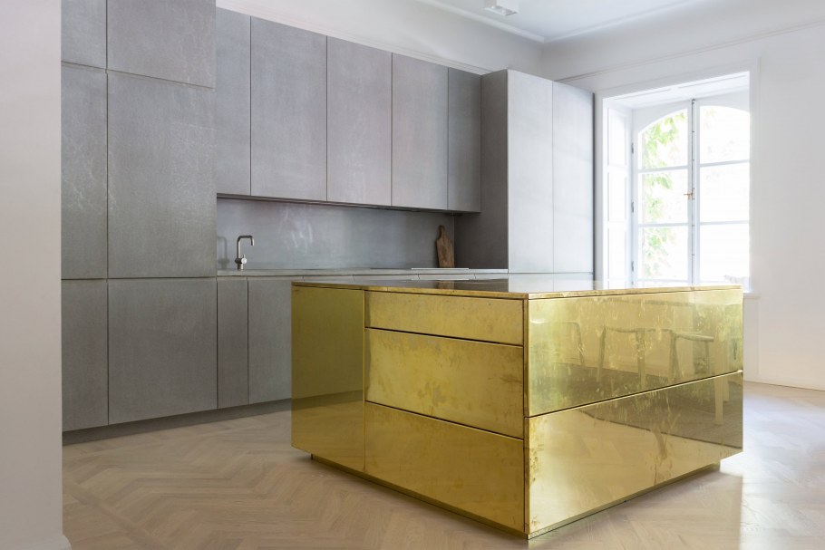 Кухня с золотыми фасадами