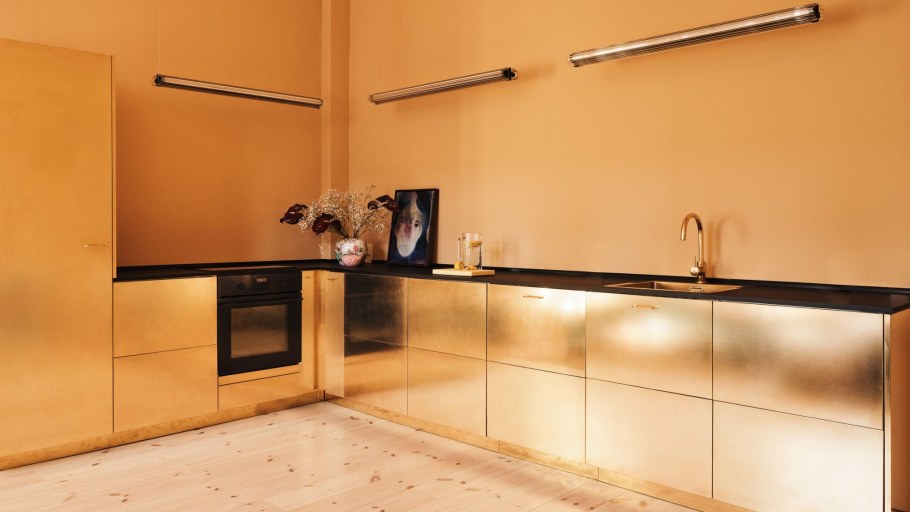 Кухня с золотыми фасадами