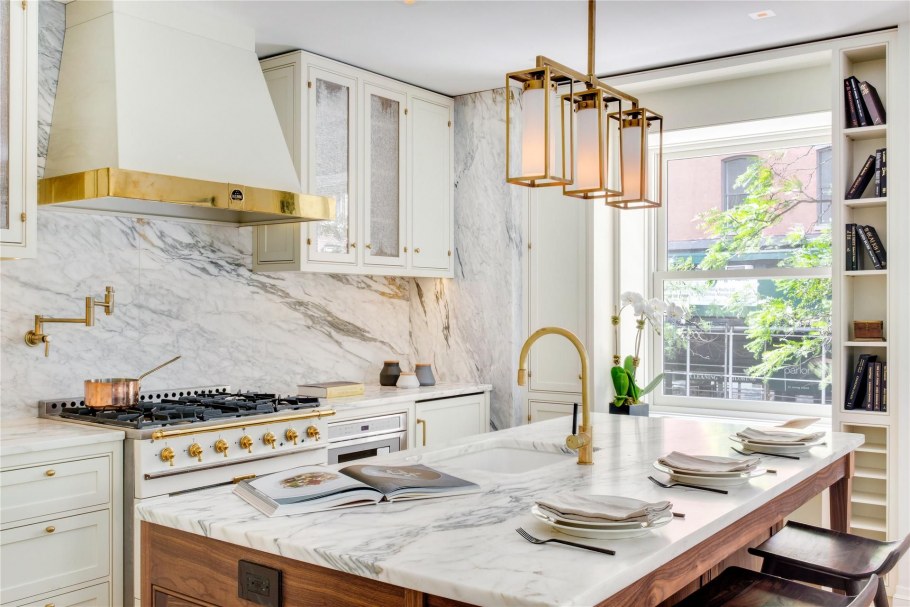 Белая кухня с золотыми элементами