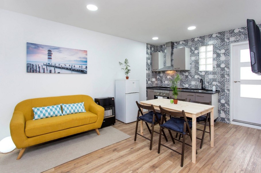 Желтый диван в интерьере кухни