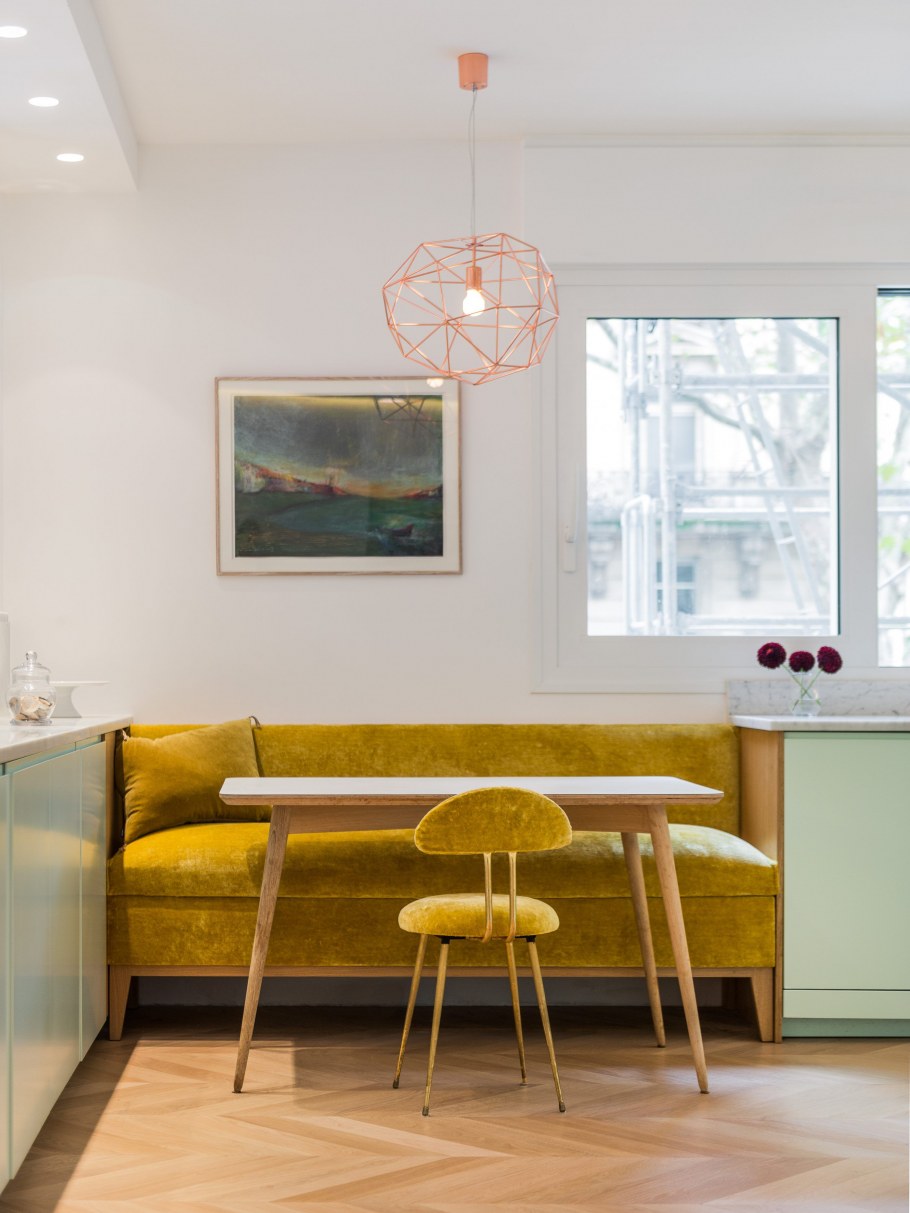 Желтый диван в интерьере кухни