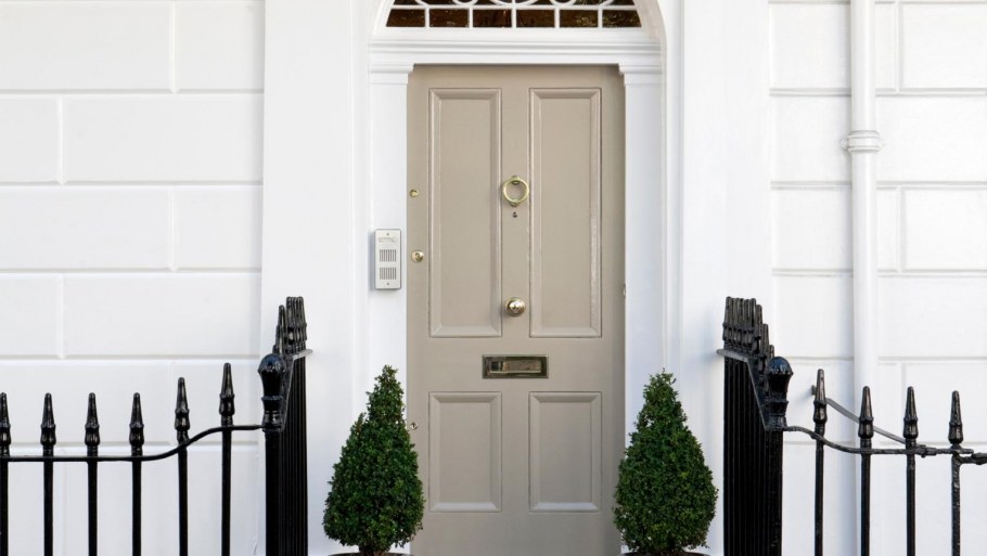 Входная дверь в американском стиле